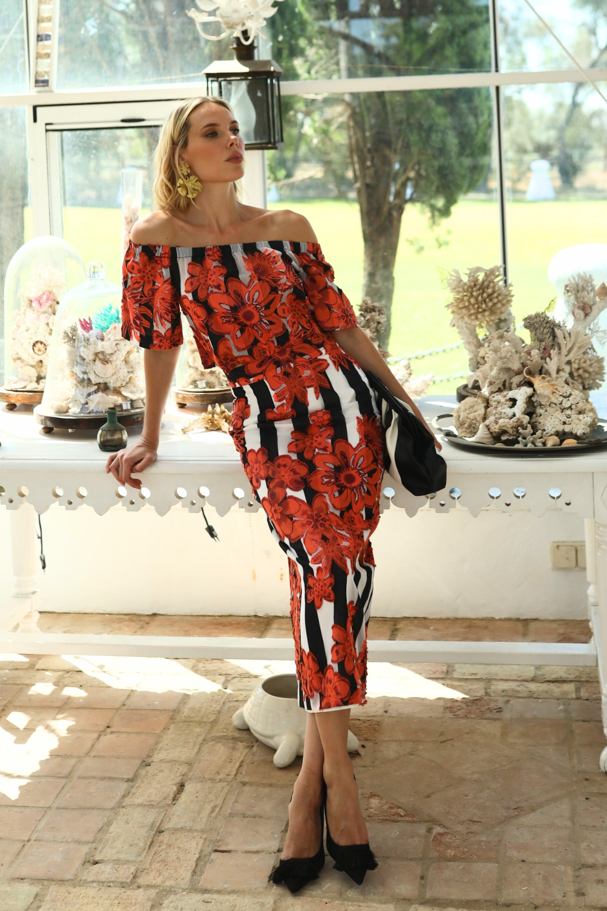 conjunto-top-escote-bardot-falda-caguas-midi-invitada-boda-rayas-flores-elegante-rojo-blanco-y-negro