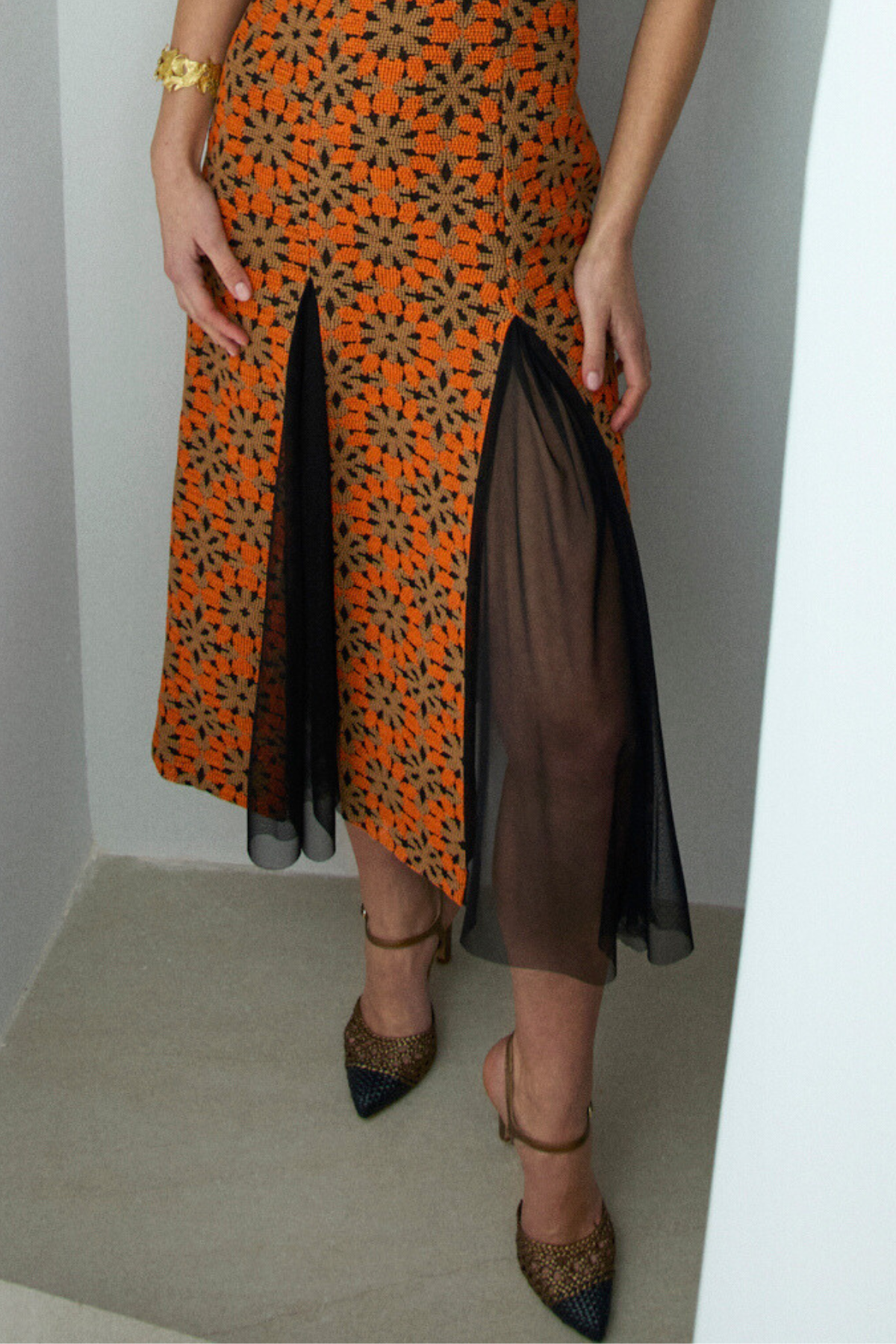 falda-cayey-naranja-tul-invitada-boda-flores-elegante