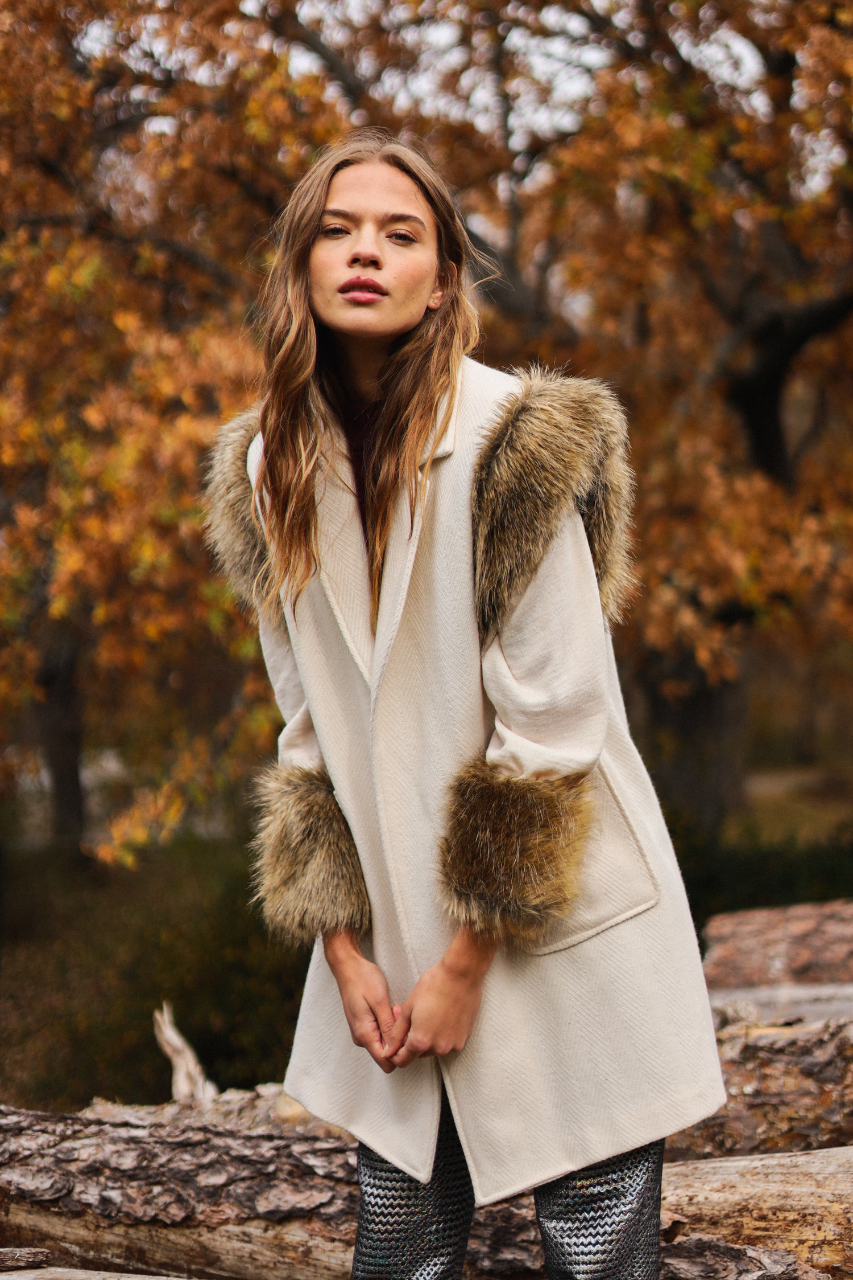 chaqueta-inn-blanco-elegante-pelo-otoño-invierno