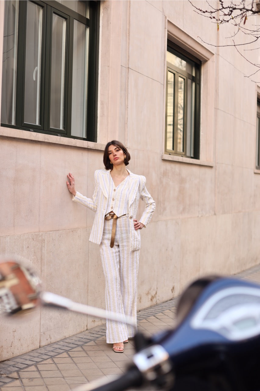 chaleco-de-rayas-do-invitada-conjunto-pantalón-elegante-invitada