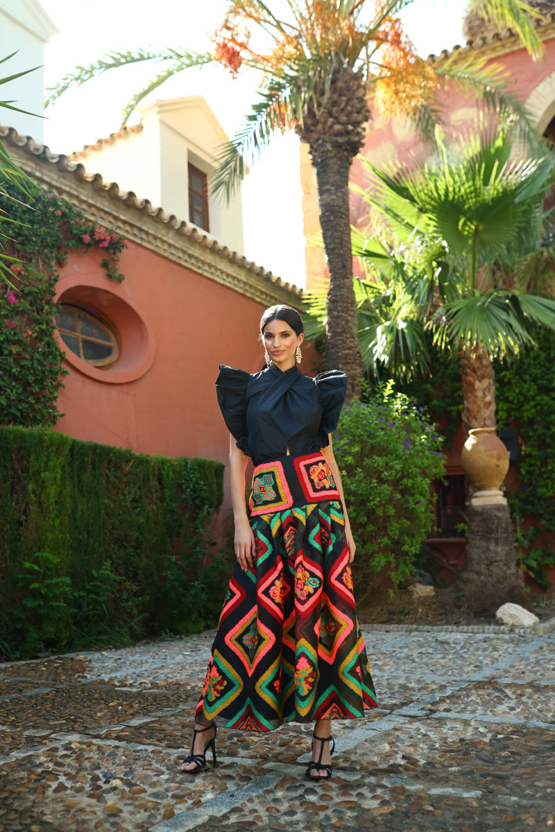 camisa-atea-top-negra-volantes-elegante-invitada-boda