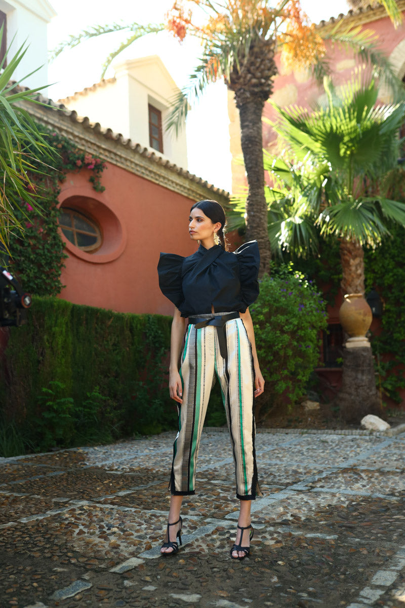 camisa-atea-top-negra-volantes-elegante-invitada-boda