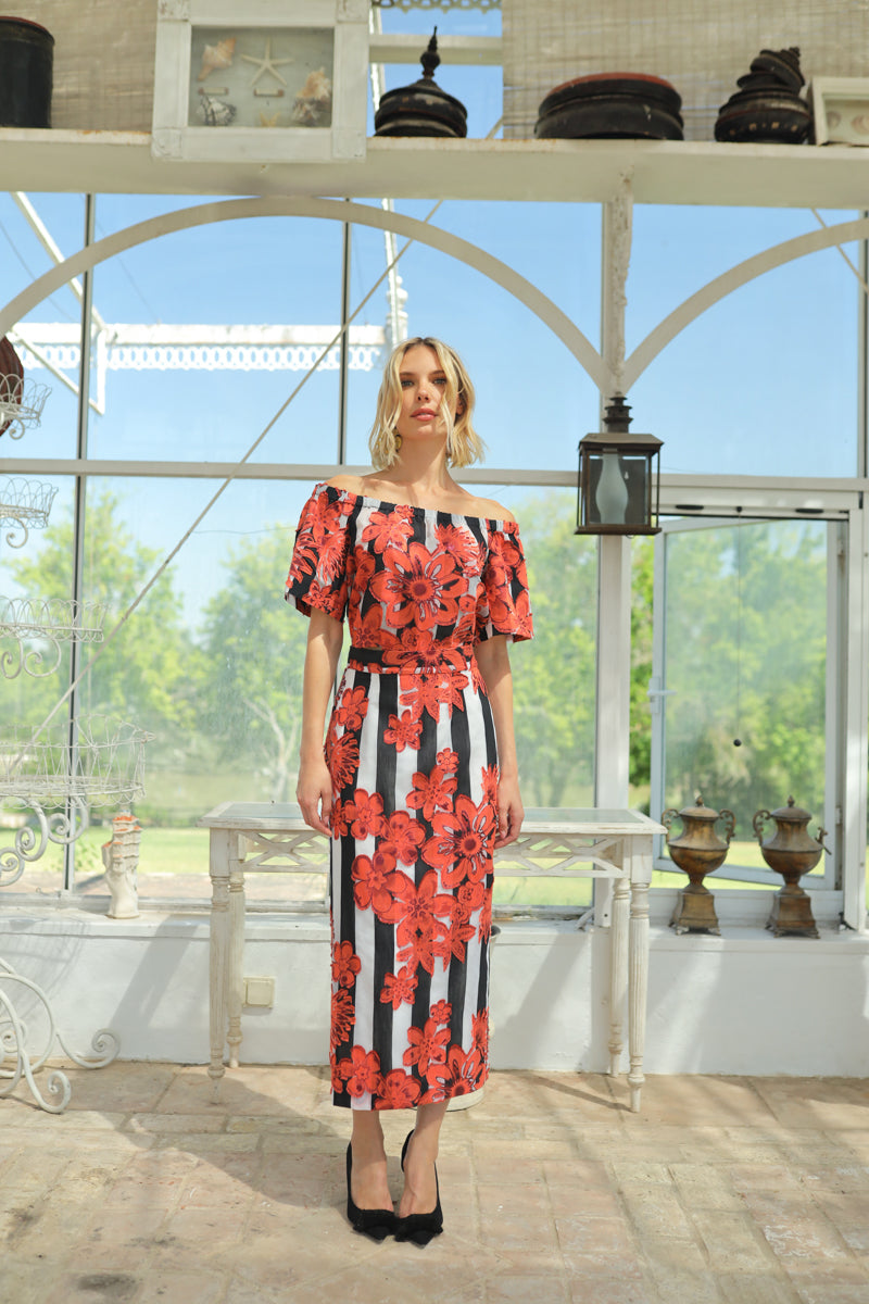 conjunto-top-escote-bardot-falda-caguas-midi-invitada-boda-rayas-flores-elegante-rojo-blanco-y-negro