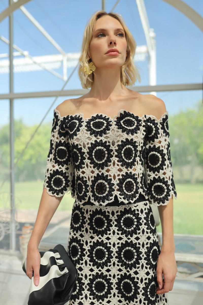 conjunto-top-escote-bardot-falda-luqui-midi-invitada-boda-estampada-elegante-blanca-y-negra