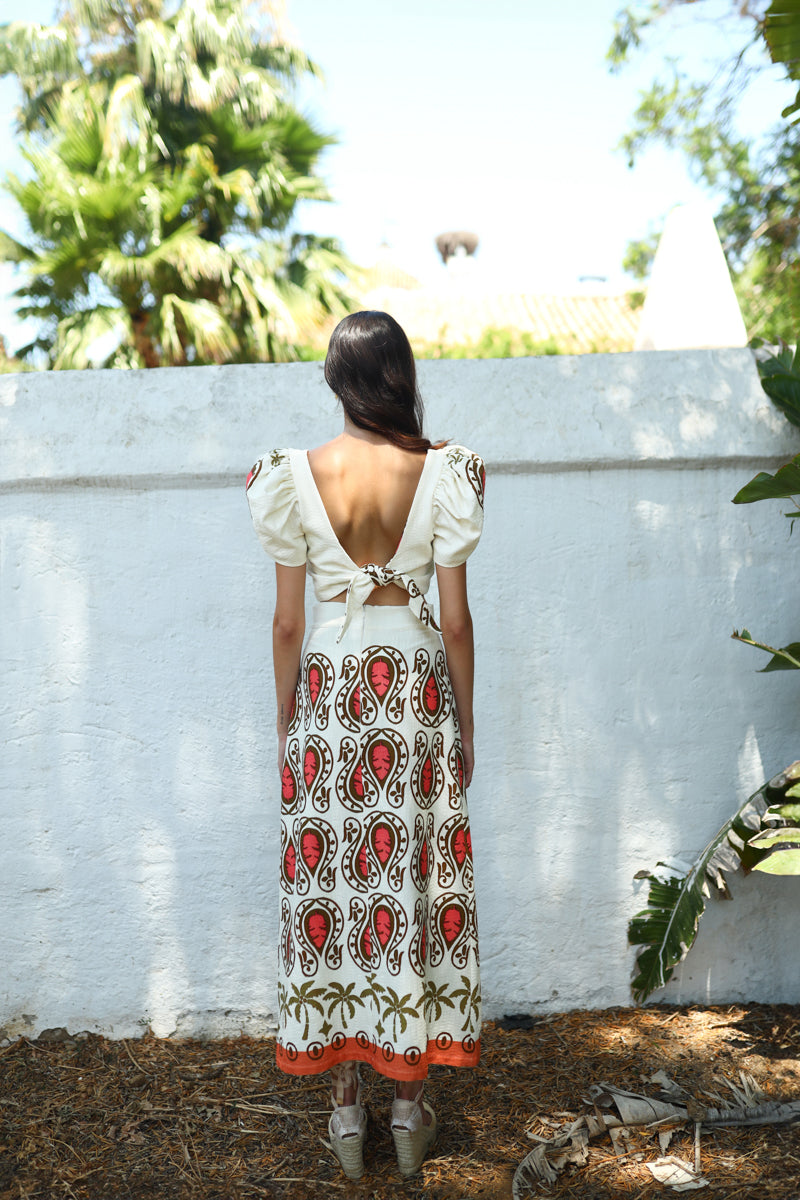 falda-oroco-midi-invitada-boda-estampado-tropical-blanca