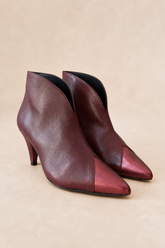 Burgundy ankle boot with metallic toe