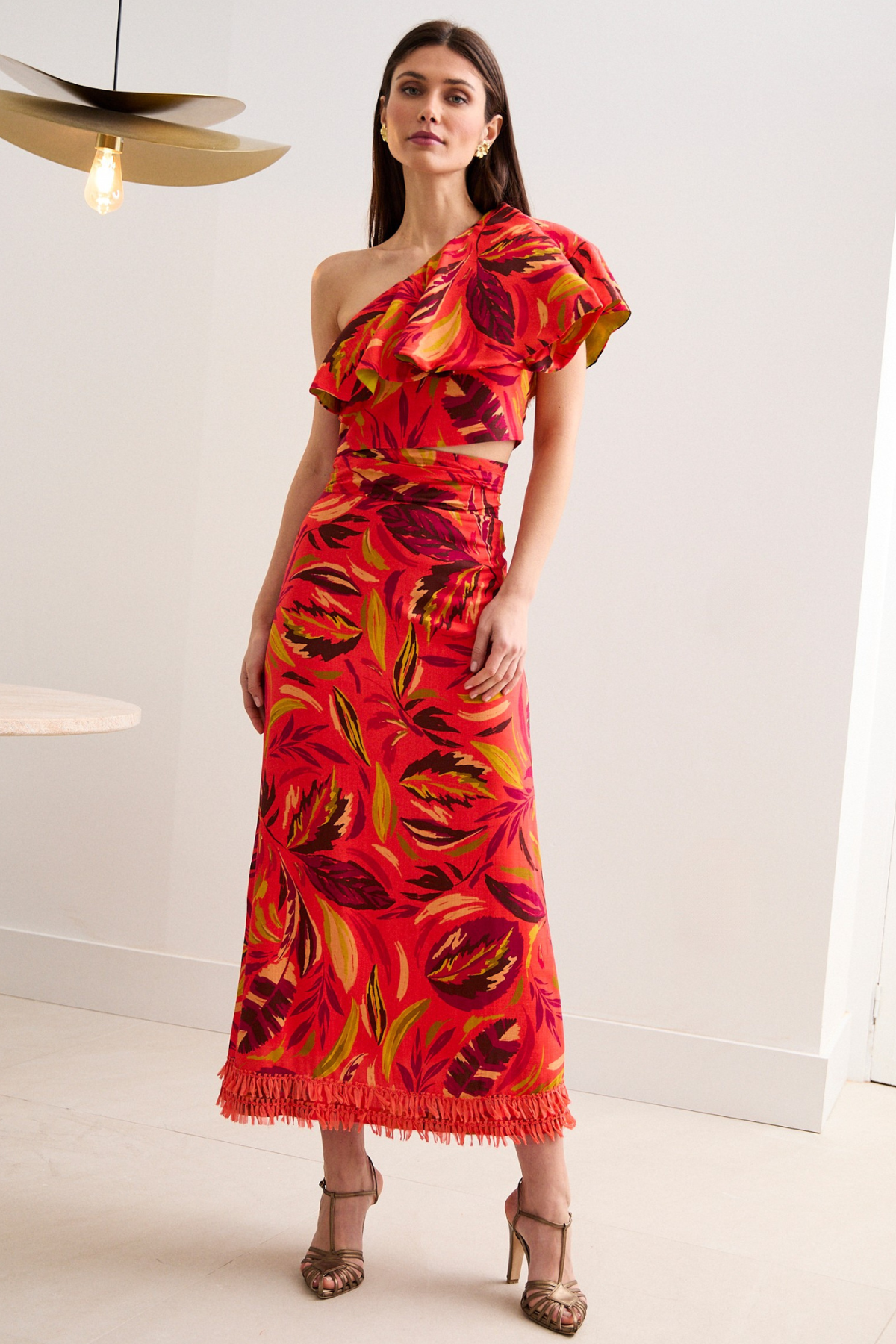 conjunto-top-volantes-falda-juana-midi-invitada-boda-estampado-tropical-roja-flecos