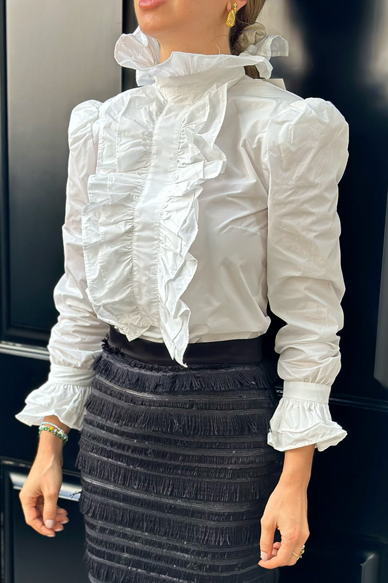 Camisa-Areu-blanco-volantes-elegante-conjunto-invitada-blanca