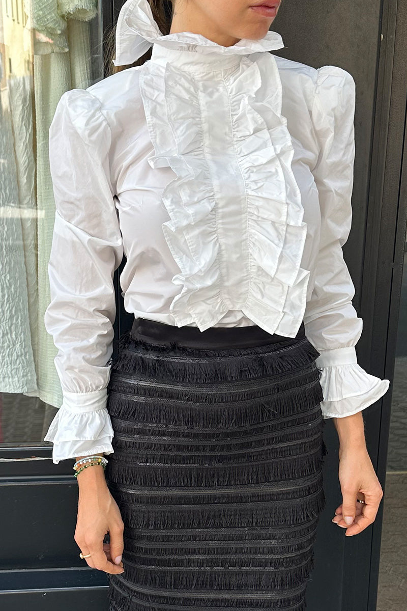 Camisa-Areu-blanco-volantes-elegante-conjunto-invitada-blanca