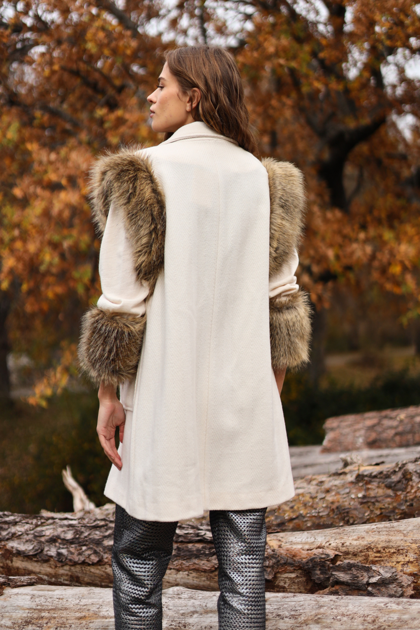 chaqueta-inn-blanco-elegante-pelo-otoño-invierno