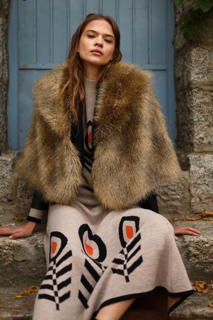 estola-de-pelo-marrón-looks-casuales-invierno