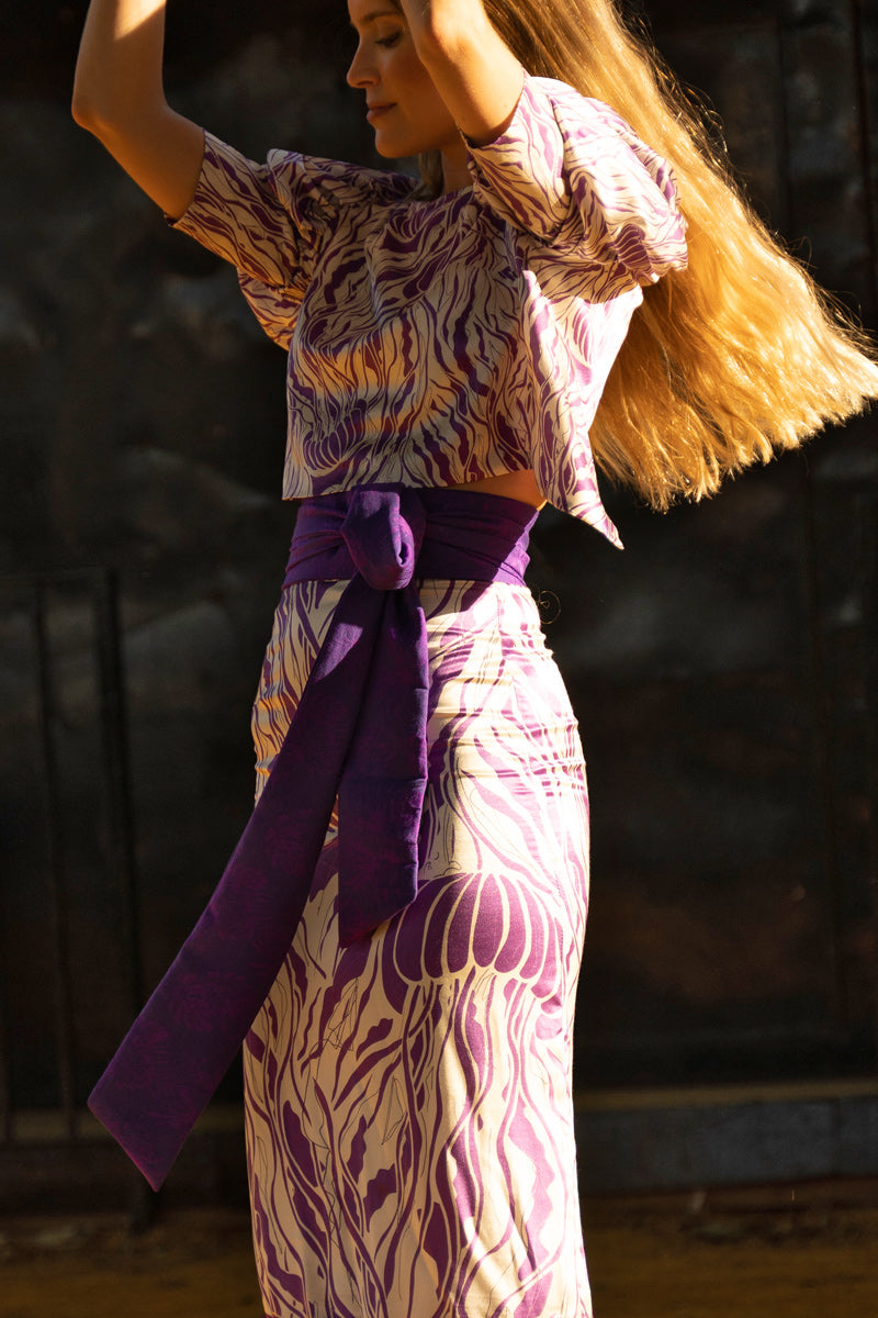 fajín-morado-piel-de-fiesta-elegante-lazo-invitada