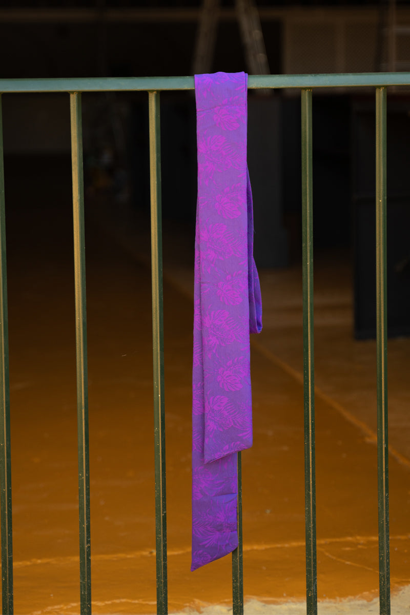 fajín-morado-piel-de-fiesta-elegante-lazo-invitada