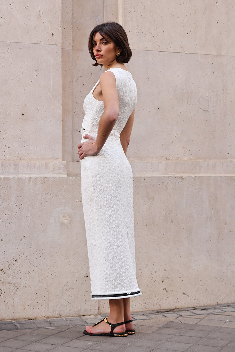 vestido-gape-midi-invitada-elegante-blanco-y-negro