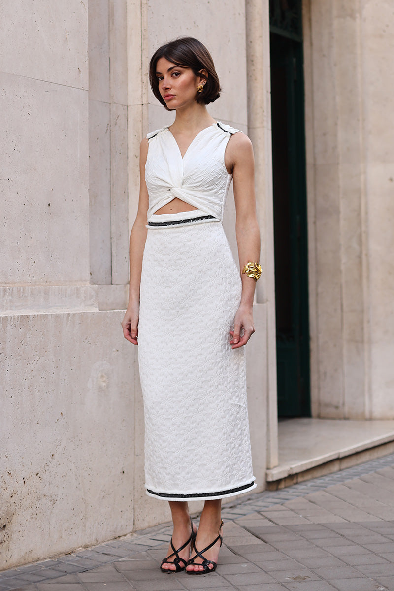 vestido-gape-midi-invitada-elegante-blanco-y-negro