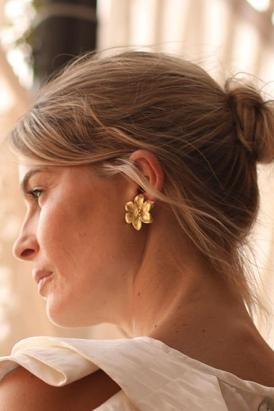 Cómo combinar accesorios para invitada a bautizo con vestido blanco