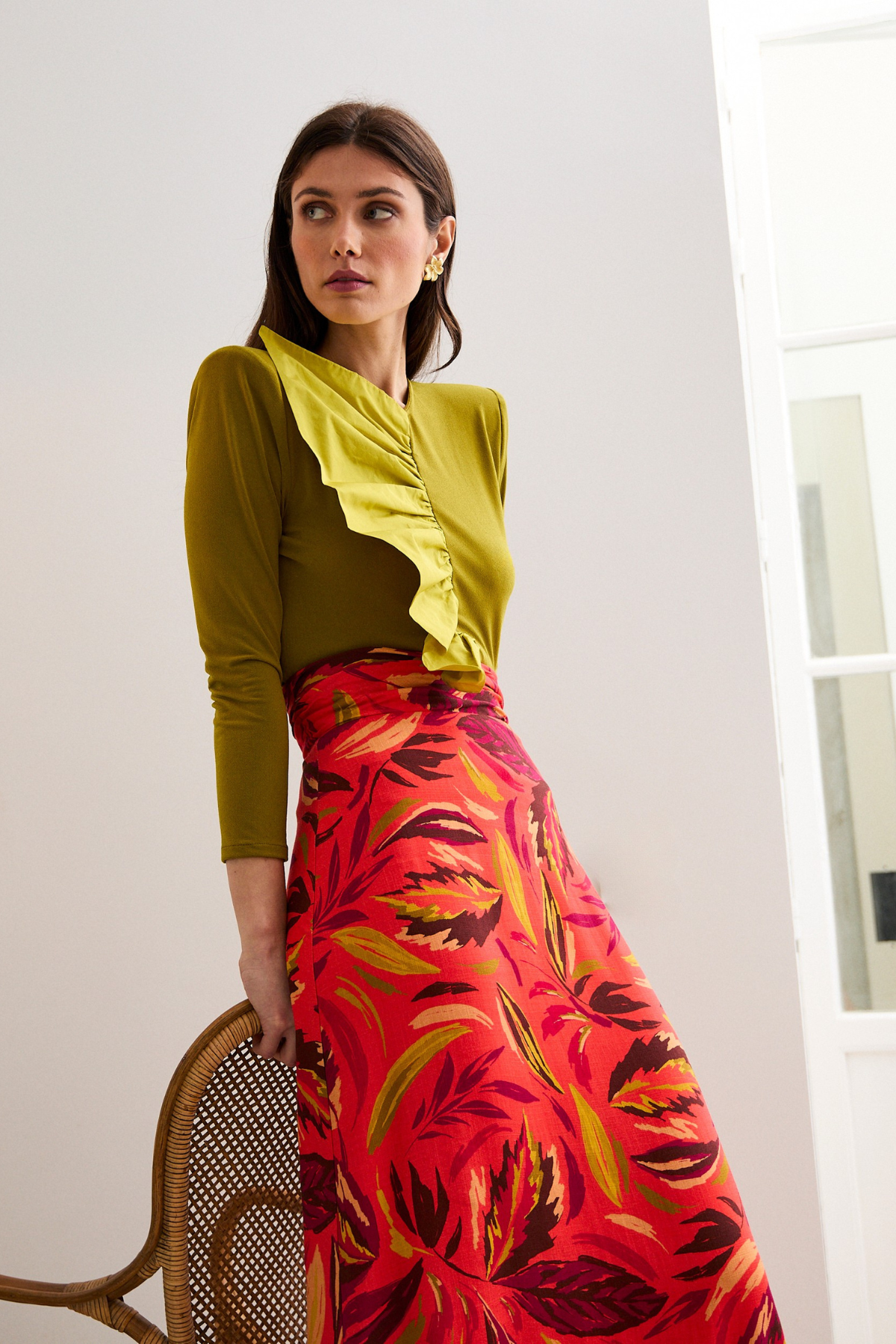 camisa-amaris-verde-oliva-volantes-elegante-invitada-boda