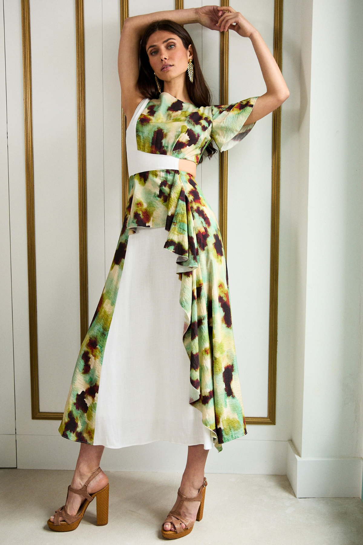 vestido-marin-midi-invitada-boda-asimétrico-estampado-tonos-verdes