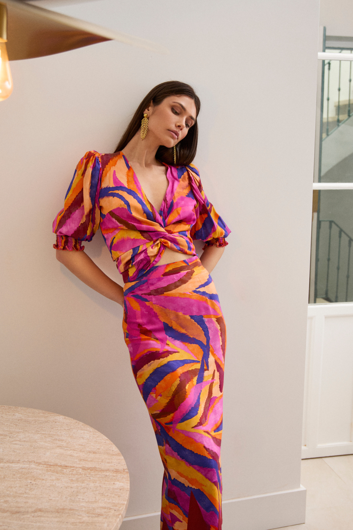 conjunto-blusa-mangas-abullonadas-falda-salento-invitada-boda-midi-estampado-tropical-naranja-fucsia