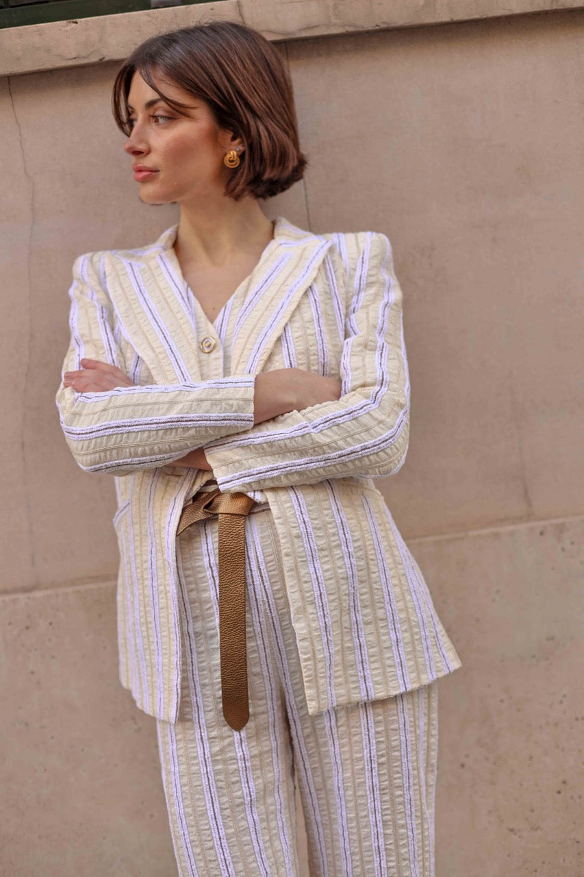 chaqueta-juli-rayas-traje-pantalón-elegante-blanco