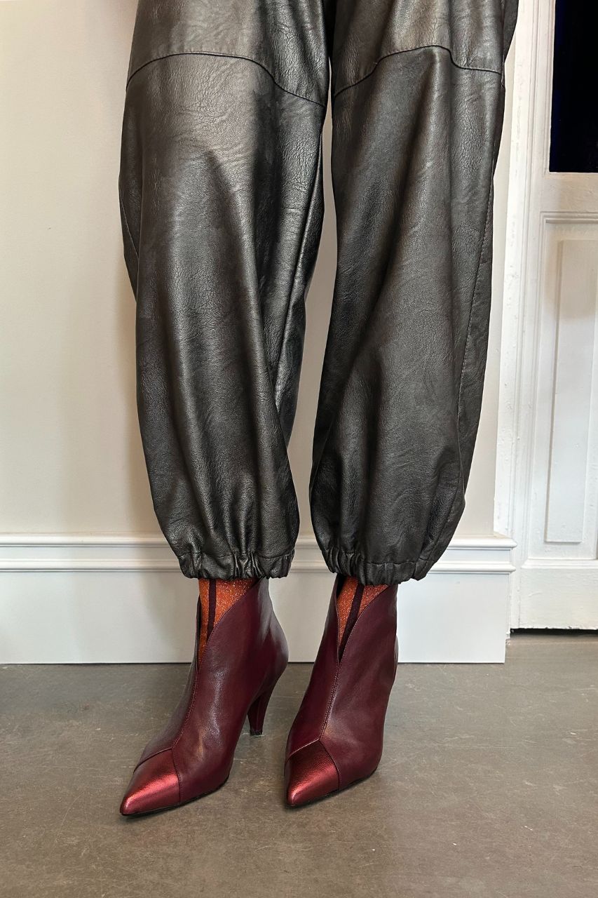 Botín Burdeos con puntera metalizada