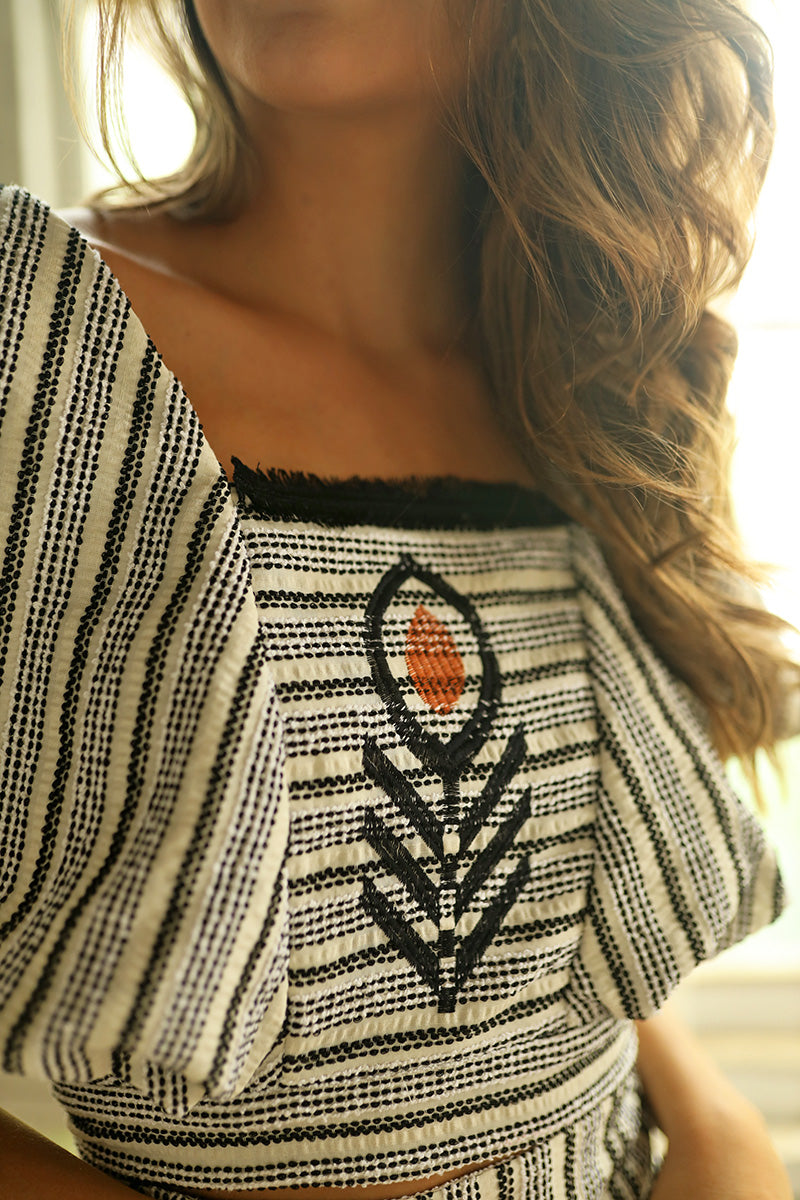 camisa-top-carmen-rayas-estampada-de-vestir-invitada-boda-elegante