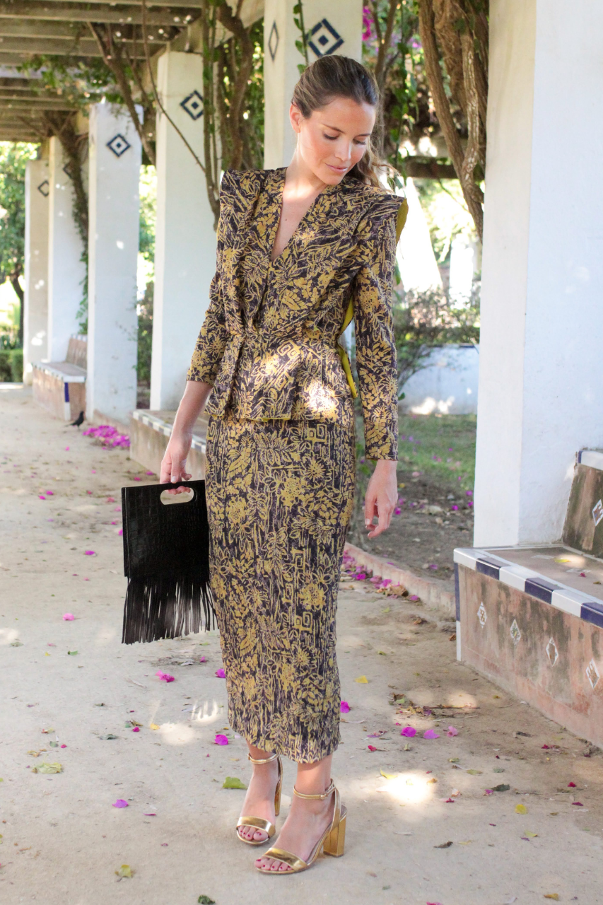 Vestido estructurado en la parte superior con pliegues y maxi hombreras que acentúan la cintura a la perfección. El vestido perfecto para una boda de otoño.